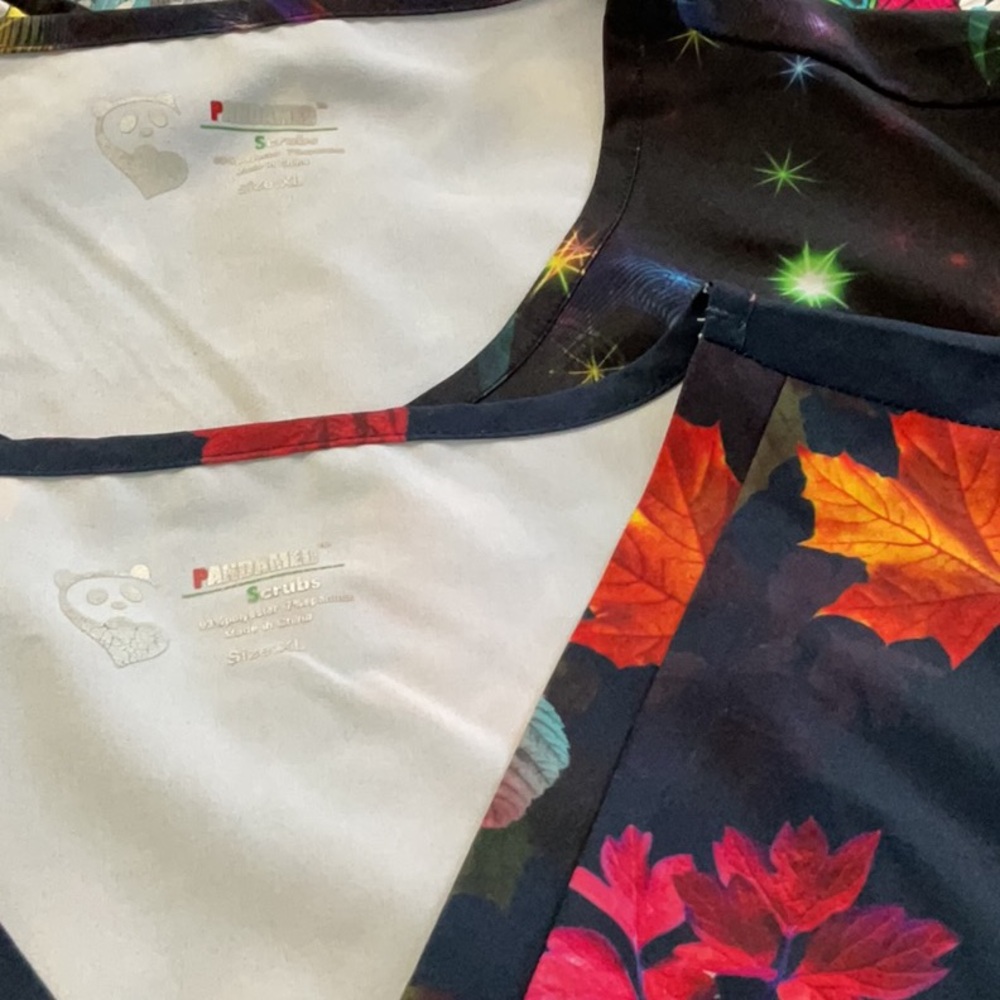 Scrub tops 5 with 2 pants size small - Picture 2 of 9